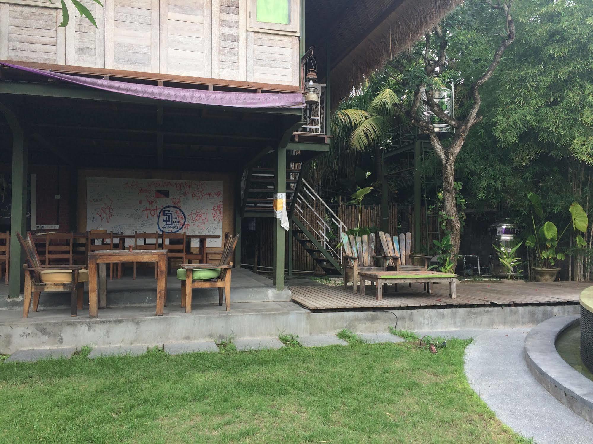 Hostel Da Housetel Kuta *
